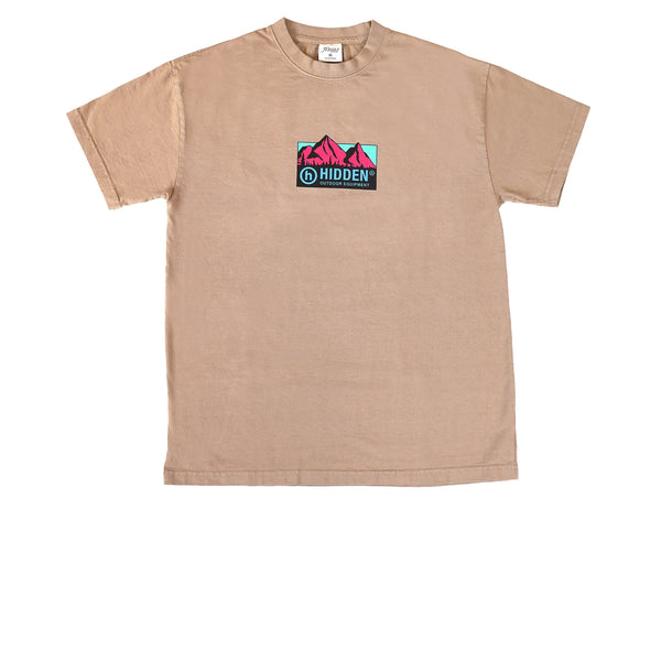 HIDDEN NY MOUNTAIN TEE SAND FW21